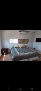 a bedroom with a bed and a window at Departamento Kassandra in Puerto Peñasco