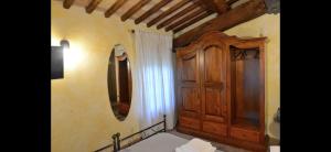 een badkamer met een houten kast en een spiegel bij Villa Pepoli in Monteleone Sabino