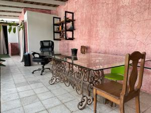 a table in a room with a pink wall at La 4ta Hostal in Antigua Guatemala