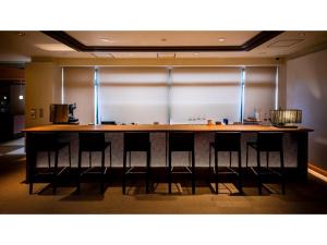 - un grand bar dans une pièce entourée de chaises dans l'établissement Kutsurogi no Yado Juraku - Vacation STAY 03511v, à Tobe