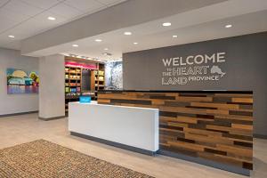 een welkomstbord op het herart eiland in een winkellobby bij Hampton Inn Midland, On in Midland