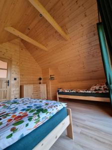 Ένα ή περισσότερα κρεβάτια σε δωμάτιο στο Chatka Przy Miedzy