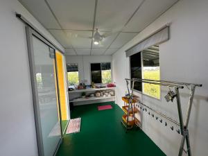 Habitación con gimnasio y suelo verde en Homestay Denai Harummanis S4 en Simpang Empat