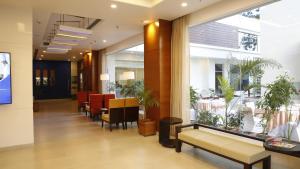 un vestíbulo con una sala de espera con plantas en Nirwana Hometel Jaipur- A Sarovar Hotel, en Jaipur