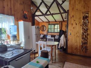 uma cozinha com um fogão e uma mesa num quarto em Casa o habitacion en carretera austral em Puerto Montt