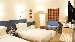 Postel nebo postele na pokoji v ubytování Nirwana Hometel Jaipur- A Sarovar Hotel