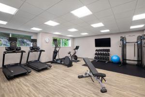 een fitnessruimte met loopbanden en hometrainers in een kamer bij Hampton Inn Midland, On in Midland