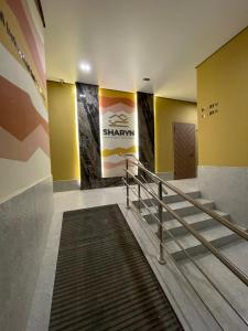 una escalera en un edificio con un cartel en la pared en Sharyn, en Kirovo