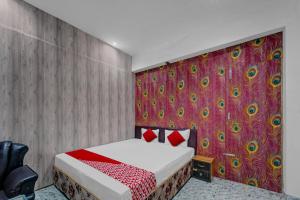 a bedroom with a bed and a colorful wall at Flagship Hotel Blue Gram Inn in Patna