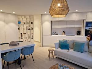 ein Wohnzimmer mit Sofa und Tisch in der Unterkunft Fantastic apartment in Las Colinas Golf (4 people) in Orihuela