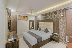 ein Schlafzimmer mit einem großen Bett in einem Zimmer in der Unterkunft The Nirvana Delhi Airport in Neu-Delhi