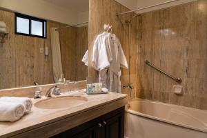 un bagno con lavandino e vasca da bagno di Hotel Jose Antonio a Lima