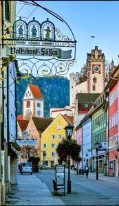 a city street with a sign that reads polis island southern at Boutique Family House LA in Füssen