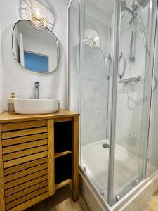 een badkamer met een wastafel en een douche bij Appartement cosy à Pontaillac in Vaux-sur-Mer