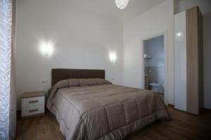 une chambre avec un grand lit et une salle de bain dans l'établissement B&B a Salerno, à Salerne