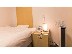 高山的住宿－Spa Hotel Alpina Hida Takayama - Vacation STAY 08476v，一间卧室,配有一张床和床头灯