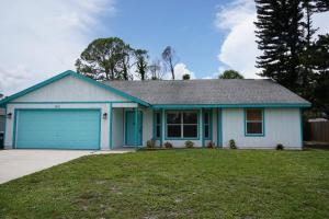 Casa blanca con garaje azul en Perfect Getaway with the pool, en North Port