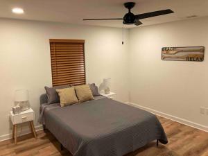 Un dormitorio con una cama y un ventilador de techo. en Perfect Getaway with the pool, en North Port 32 fotos más