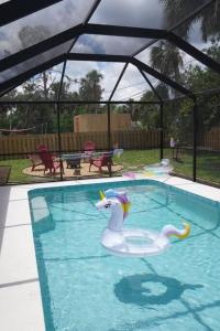 una piscina con un cisne en el agua en Perfect Getaway with the pool, en North Port