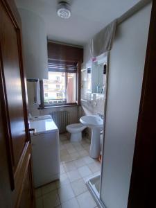 La salle de bains est pourvue de toilettes et d'un lavabo. dans l'établissement Breakfast around the mountains, à Nebbiu