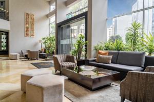 una hall con divano, sedie e tavolo di Hotel Jose Antonio a Lima