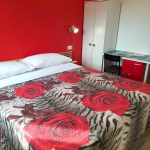 um quarto com uma cama com paredes vermelhas em I 23 PASSI SCAURI em Scauri