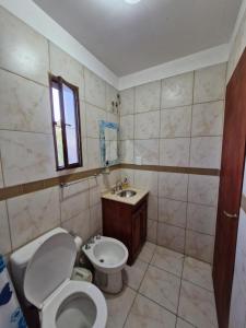 łazienka z toaletą i umywalką w obiekcie Mirador serrano w mieście José de la Quintana