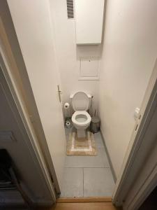 uma pequena casa de banho com WC numa cabina em Paris Neuilly-sur-Seine Appartement bien situé em Neuilly-sur-Seine