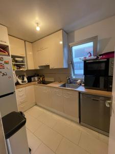 Η κουζίνα ή μικρή κουζίνα στο Paris Neuilly-sur-Seine Appartement bien situé +4 φωτογραφίες