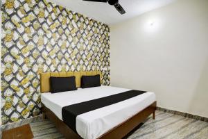 a bedroom with a bed with a patterned wall at OYO Flagship Hotel Blue Diamond in Ghaziabad