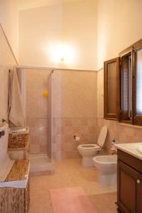 a bathroom with a toilet and a shower and a sink at Villa Carilù in Altavilla Milicia