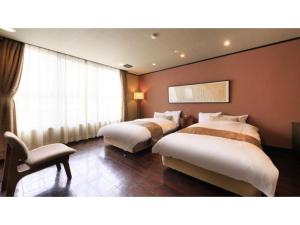 a hotel room with two beds and a window at Ryokan Biyu no Yado - Vacation STAY 16236v in Yokokura