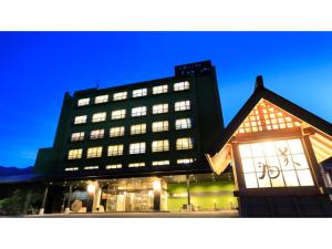 un grande edificio con finestre illuminate di notte di Ryokan Biyu no Yado - Vacation STAY 16236v a Yokokura