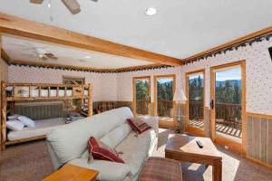 sala de estar con sofá y litera en Peaceful Cabin Home with Breathtaking View!, en Big Bear City
