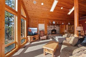 sala de estar con chimenea y TV en Peaceful Cabin Home with Breathtaking View!, en Big Bear City