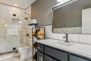 un baño con lavabo e inodoro en Majestic Manor, en Blue Ridge 47 fotos más