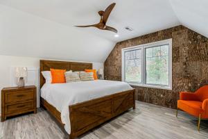 1 dormitorio con 1 cama y 1 silla naranja en Majestic Manor, en Blue Ridge