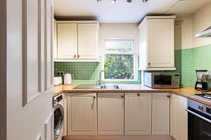 Kjøkken eller kjøkkenkrok på Cosy Flat in Battersea Park