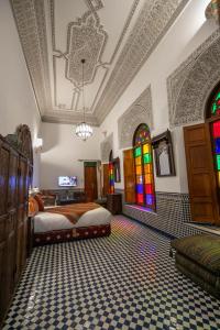 Postel nebo postele na pokoji v ubytování Riad La Perle De La Médina