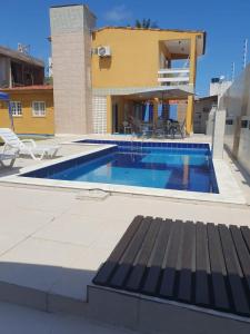ein Swimmingpool vor einem Haus in der Unterkunft Linda Casa de Praia com piscina, área verde - MOBILIADA à 150 m do mar em Tamandaré-PE in Tamandaré