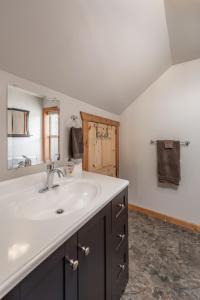 ein Bad mit einem Waschbecken und einem Spiegel in der Unterkunft Cranberry in Valemount