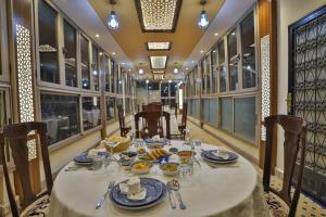 - une salle à manger avec une table et de la nourriture dans l'établissement Riad La Perle De La Médina, à Fès