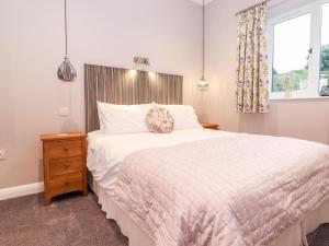 Giường trong phòng chung tại Low Ashmead Cottage