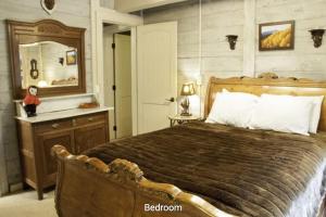 a bedroom with a large bed and a mirror at Interlochen #B9 in Vail