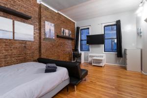 Giường trong phòng chung tại The Upper East Side Monthly Rentals Apartments
