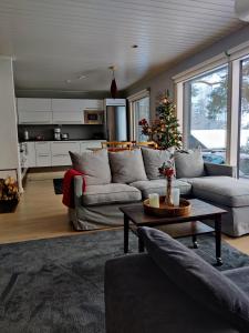 een woonkamer met een bank en een kerstboom bij Cottage by the sea in Turku