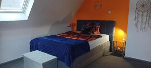 - une chambre dotée d'un lit avec un mur orange dans l'établissement FeWo Blaue Oase, Netflix, Massagesessel, Whirlpool Badewanne, à Germersheim