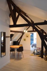 um quarto com uma mesa e cadeiras e um quarto em le silencio coeur de ville vu Cathédral em Chartres