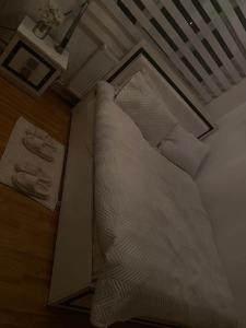 Llit o llits en una habitació de A modern flat in Southeast London