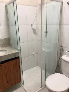 un bagno con doccia, wc e lavandino di Villa Verde, casa charme a São Miguel dos Milagres